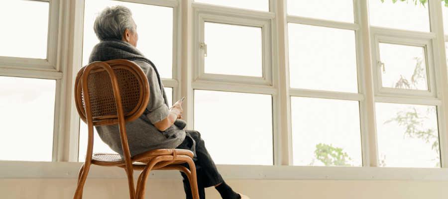 Alzheimer, hafıza ve düşünme becerilerini zamanla etkileyen, beyin hücrelerinde ilerleyici hasarla seyreden nörodejeneratif bir hastalıktır. 