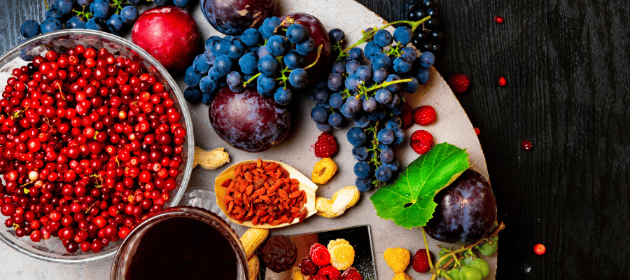 Resveratrol Vücutta Nasıl Çalışır?  Resveratrol, vücuda alındığında hücre içine geçerek enerji üretimi, gen düzenlemesi ve hücresel onarım süreçlerinde görev alan proteinlerle etkileşime giren doğal bir polifenoldür. Hücre içi sinyal yollarını etkileyerek metabolik denge ve yenilenme süreçlerinin işleyişine katkı sağlar. Resveratrol faydaları arasında şunlar yer alır:   Hücresel enerji üretiminin daha verimli ilerlemesine katkı sağlar.  Serbest radikallerin oluşturduğu oksidatif yükün azalmasına yardımcı olur.  Oksidatif stres dengesinin korunmasını destekler.  Hücresel yaşlanma süreçlerinin yavaşlamasına katkı sunar.  Hücre yenilenme mekanizmalarının daha düzenli çalışmasına yardımcı olur.  Damar yapısının esnekliğinin korunmasına ve kan akışının düzenlenmesine destek verir.  Metabolik denge ve insülin duyarlılığı üzerinde olumlu etki gösterebilir.  Beyin hücrelerinde koruyucu etkiyle bilişsel süreçleri destekleyebilir.   Resveratrol içeren ürünlerin kullanımı sırasında doz aşımı yaklaşımından kaçınılması önem taşır. Kullanım miktarının kişisel sağlık durumu ve genel beslenme düzeni ile uyumlu olması gerekir.   Resveratrol Yaşam Süresini Uzatır mı? Resveratrol, vücut içinde hücre düzeyindeki işleyişi doğrudan etki edebilen polifenol yapısında bir bileşiktir. Hücresel yaşlanma sürecinde yavaşlama yönünde etkiler gösterebilen mekanizmalarla bağlantılı çalışır ve yenilenme kapasitesini destekleyen süreçlere katkı sağlar. Yaşam süresi üzerinde doğrudan belirleyici bir unsur olmaktan çok, hücresel işleyişin daha dengeli ilerlemesine eşlik eden bir yapı olarak değerlendirilir.   Resveratrol Hangi Besinlerde Doğal Olarak Bulunur? Resveratrol, bitkilerin dış kabuk yapısında doğal olarak birikir ve savunma amaçlı sentezlenir. Gıdalarda, özellikle koyu renkli ve kabuk kısmı yoğun olan bitkisel ürünlerde daha sık görülür. Resveratrol içeren bazı besinler şunlardır:   Kırmızı üzüm  Yaban mersini  Böğürtlen  Dut  Kırmızı şarap  Yer fıstığı  Fıstık kabuğu  Kakao  Bitkisel kaynaklarda resveratrol dağılımı en çok dış yüzey ve kabuk katmanında yoğunlaşır. Gıda işleme yöntemleri ve bitkinin yetişme koşulları, içerik miktarında farklılık oluşturabilir. 