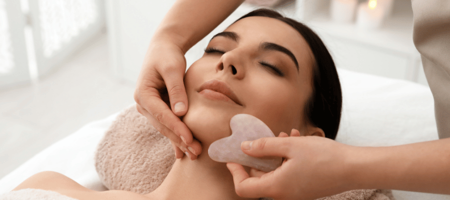 Gua Sha, cilt yüzeyine özel taşlarla uygulanan geleneksel bir masaj tekniğidir. 