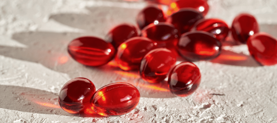 Astaksantin, bazı mikroalgler ve deniz canlılarında doğal olarak bulunan güçlü antioksidan etkili bir karotenoid pigmenttir. 