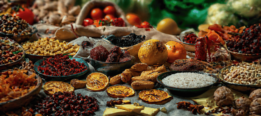 Selenyum, Brezilya cevizi, deniz ürünleri, yumurta ve tam tahıllar gibi gıdalarda bulunur.