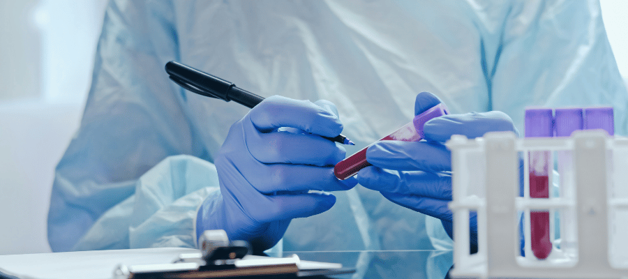 Ferritin, vücutta demirin hücreler içinde güvenli şekilde saklanmasını ve gerektiğinde kullanılmasını sağlayan depo proteinidir.