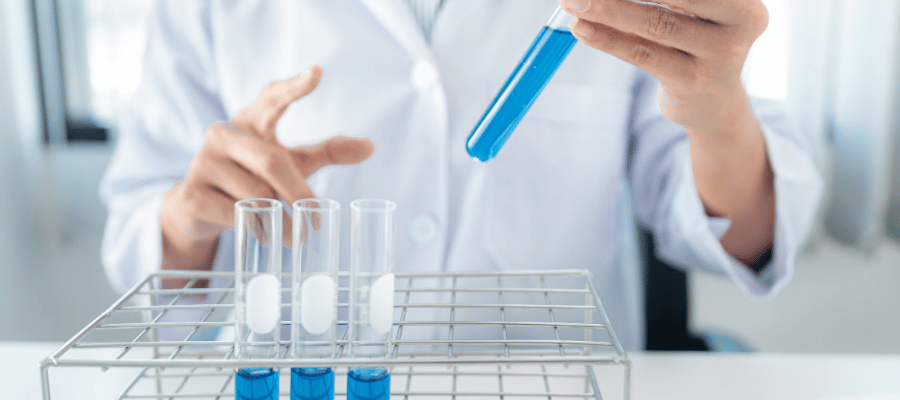 Farmakogenomik testler, tedavinin etkinliğini arttırırken yan etkileri azaltmaya yardımcı olur. 