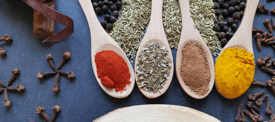 Yaban mersini, yeşil çay, bitter, çikolata ve koyu yeşil sebzeler, fenolik bileşikler açısından en zengin besin kaynakları arasında yer alır.