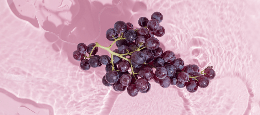 Resveratrol, üzüm kabuğu başta olmak üzere bazı bitkilerde doğal olarak bulunan polifenol yapısında bir bileşiktir.