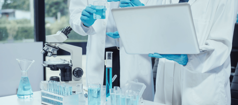 CRP, karaciğer tarafından üretilen ve kandaki inflamasyon düzeyini yansıtan akut faz proteinidir. 
