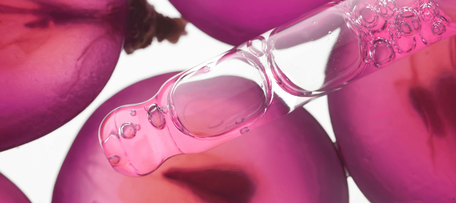 Resveratrol, metabolik düzeyde oksidatif yük ve enerji üretim mekanizmaları arasında gerçekleşen biyokimyasal akış üzerinde düzenleyici etkiler gösterir.