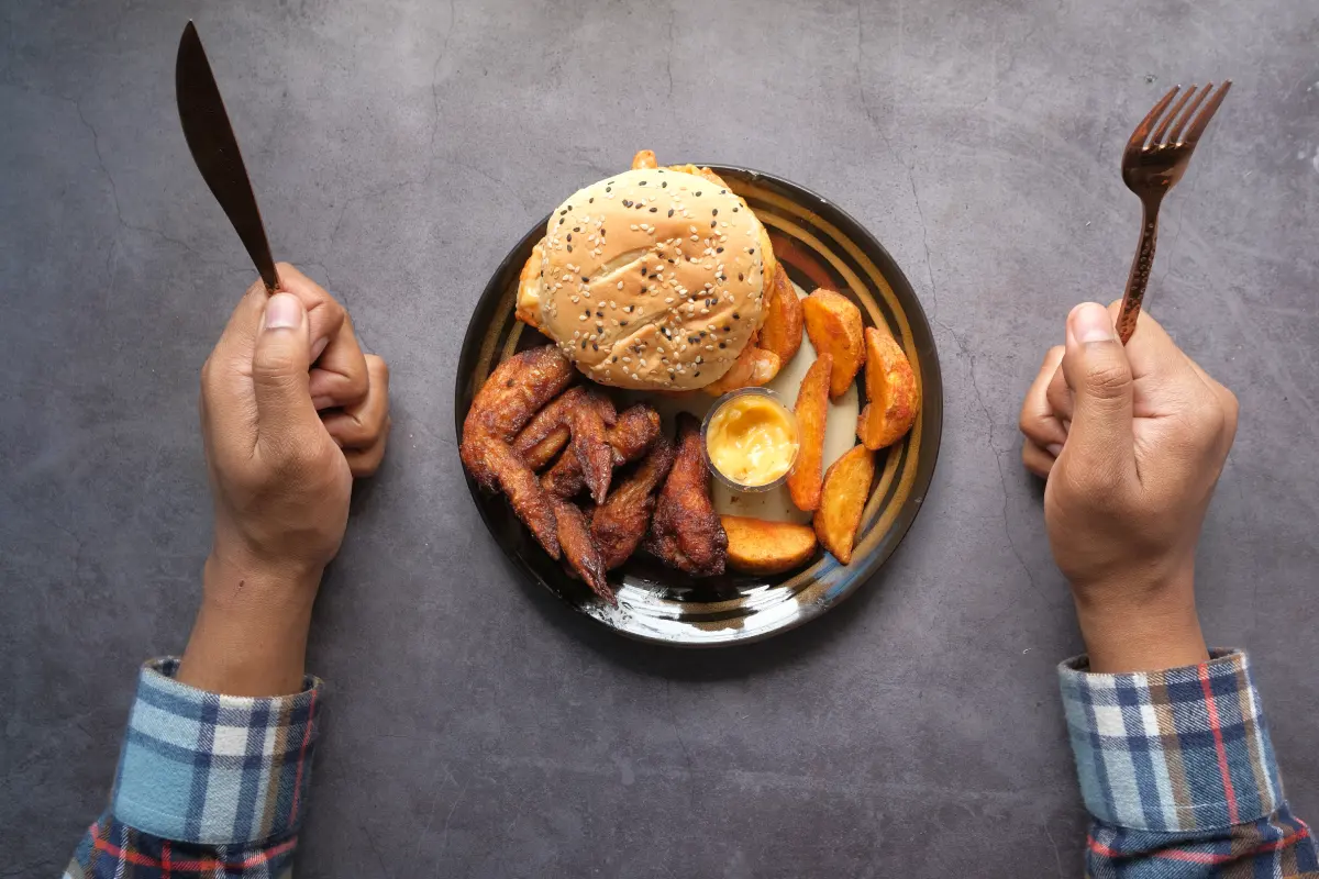Sürekli Yemek Yeme İsteği Nedir? Nedenler ve Çözüm Önerileri