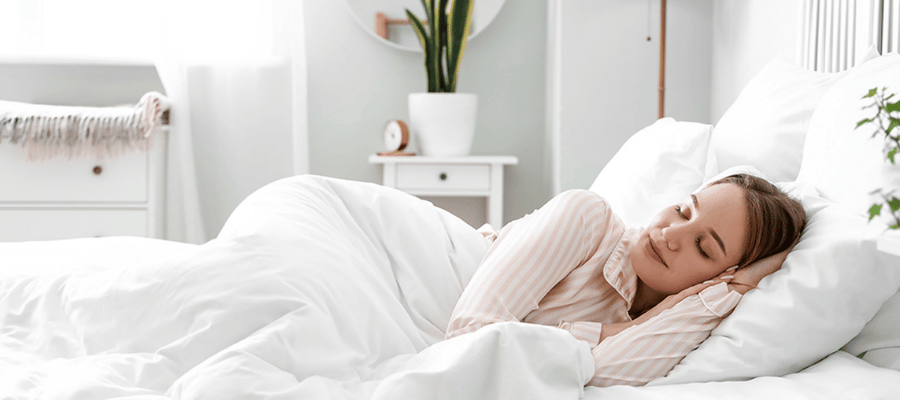 . Gelişmiş uyku analizleri; uyku sırasında oksijen düzeyi, gece stres seviyesi, kalp hızı değişkenliği (HRV), uyku verimliliği ve uyku evreleri gibi kritik parametreleri ölçerek uyku sağlığının çok boyutlu değerlendirilmesini mümkün kılar. 