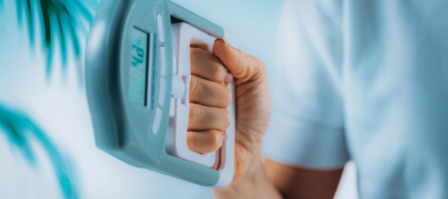 Günümüzde longevity yaklaşımında Kavrama Gücü; kas fonksiyonu, fiziksel dayanıklılık, metabolik sağlık ve biyolojik yaşlanma süreçleriyle ilişkili önemli fonksiyonel göstergelerden biri olarak ele alınır. 