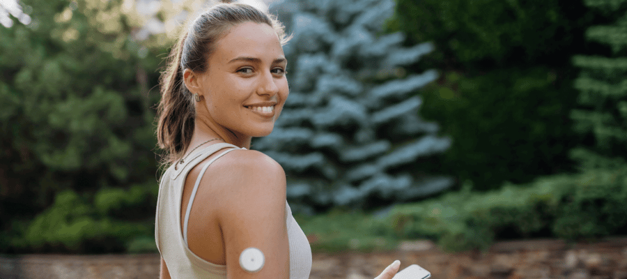 Metabolizma sağlığı; vücut kompozisyon analiziyle yağ, kas ve su oranlarının değerlendirilmesi ve CGM ile kan şekeri dalgalanmalarının izlenmesiyle analiz edilir.